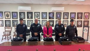 ENTREGA DE UNIFORMES NUEVOS AL CUERPO DE POLICIAS