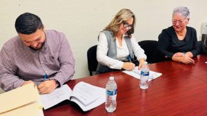 LA PRESIDENTA MUNICIPAL, LA SECRETARIA MUNICIPAL Y EL TESORERO PARTICIPAN EN LA FIRMA DEL CONVENIO REPUVE